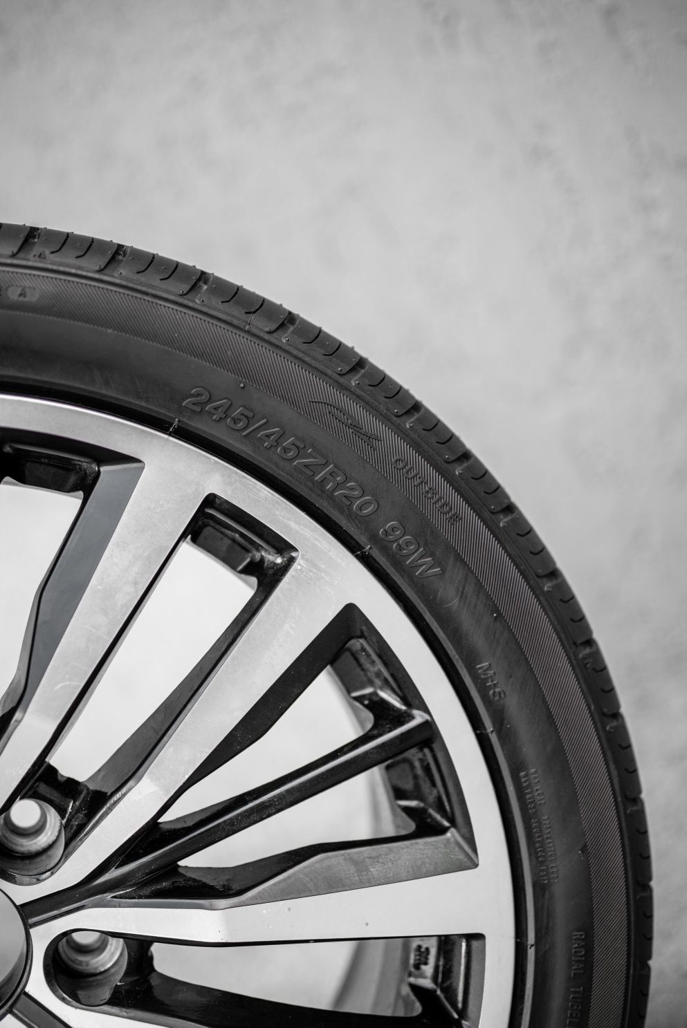 THREE-A 305/40R22 P606 114W