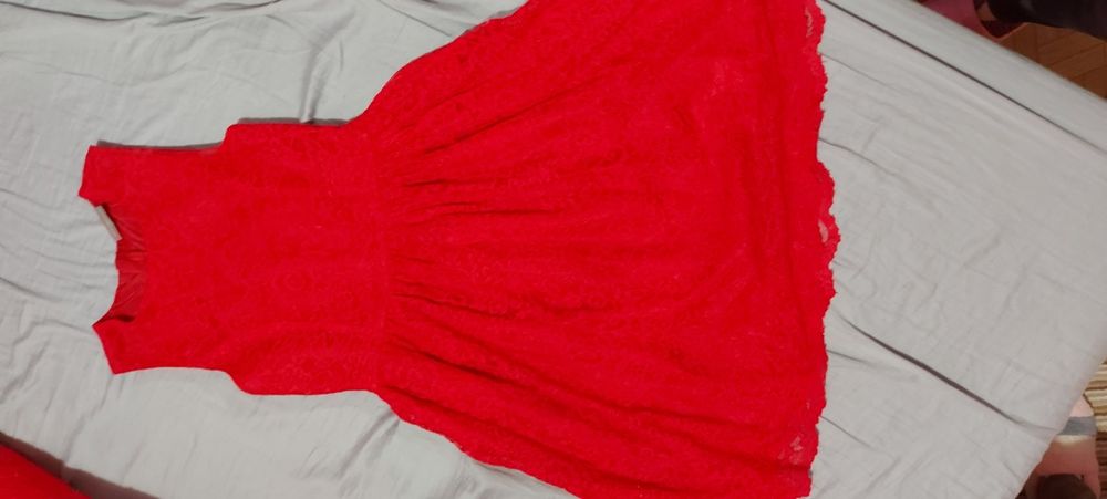 Красива рокличка в червено за 8-9 год.15лв.