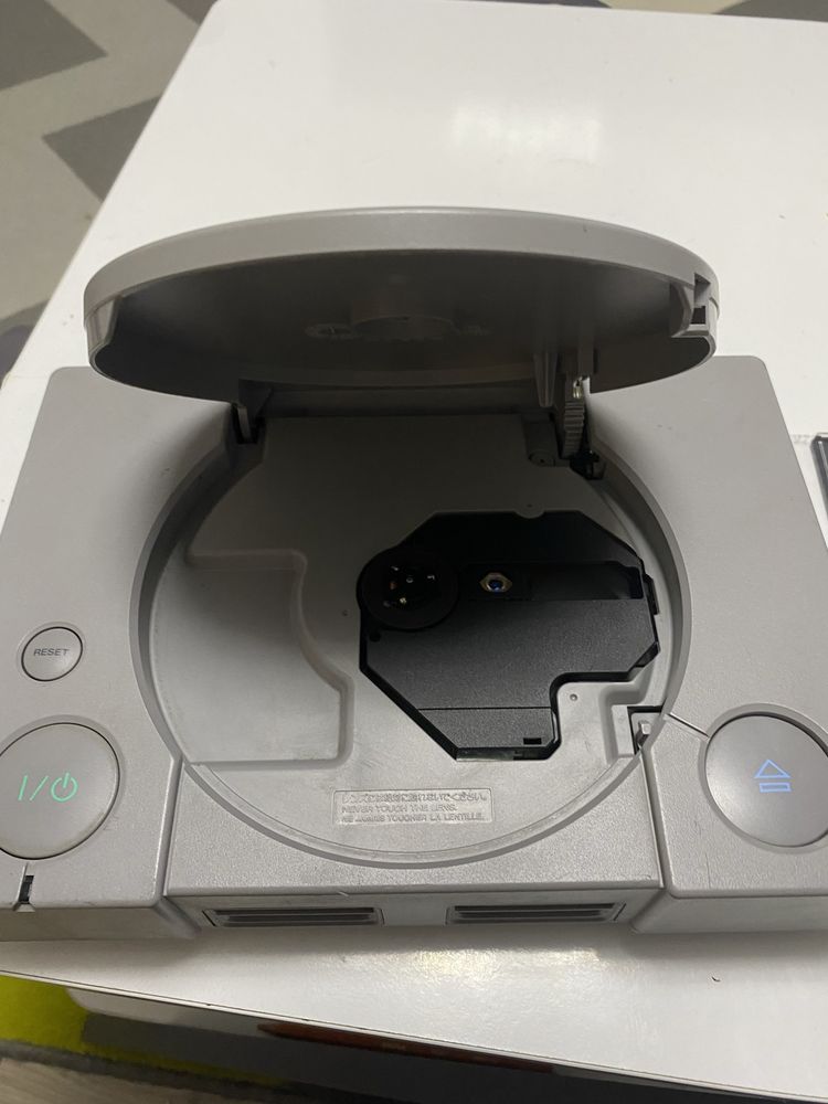 Vând PlayStation 1