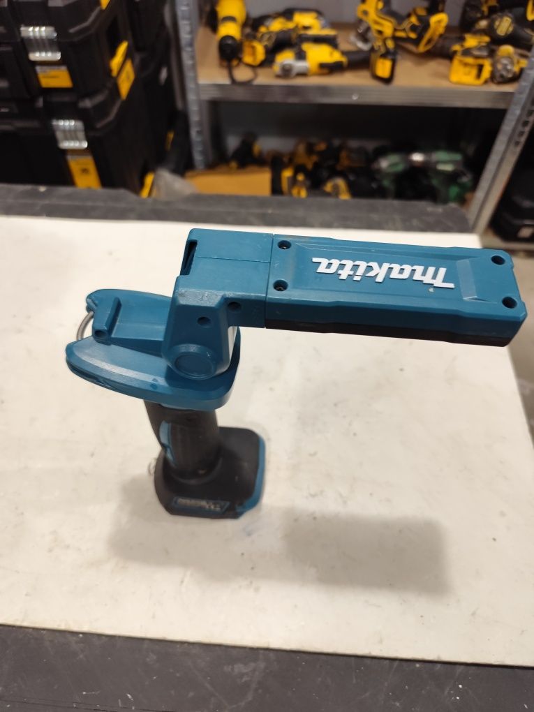 Акумулаторен лед фенер прожектор Макита Makita DML816 14,4 18V