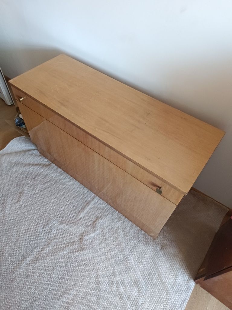 Продавам тоалетка, ракла, 2 бр. шкафчета. Бонус: спалня