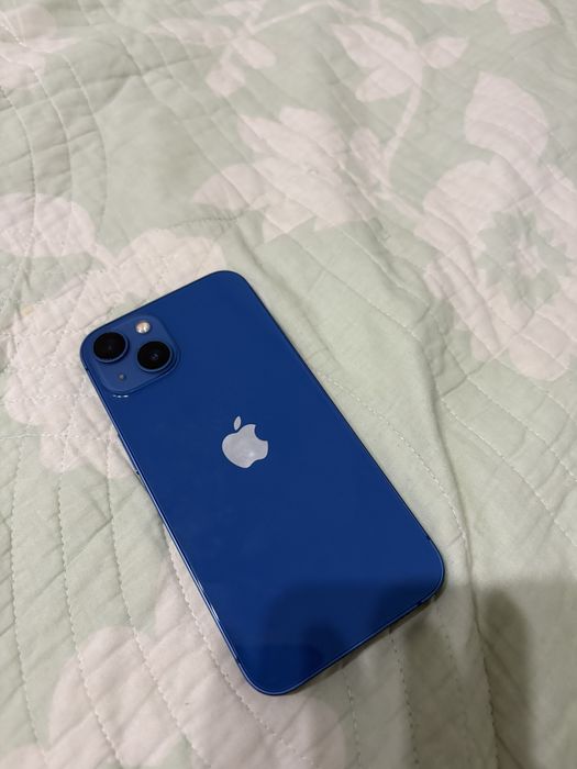 Vând iphone 13 albastru