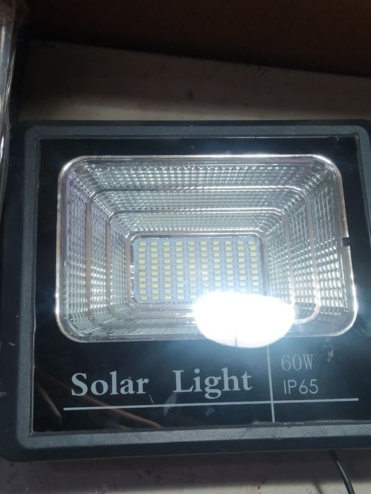 Солнечная старея с прожектором