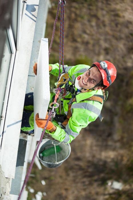 Высотные работы, альпинист, утепление швов, пена, заделать швы.