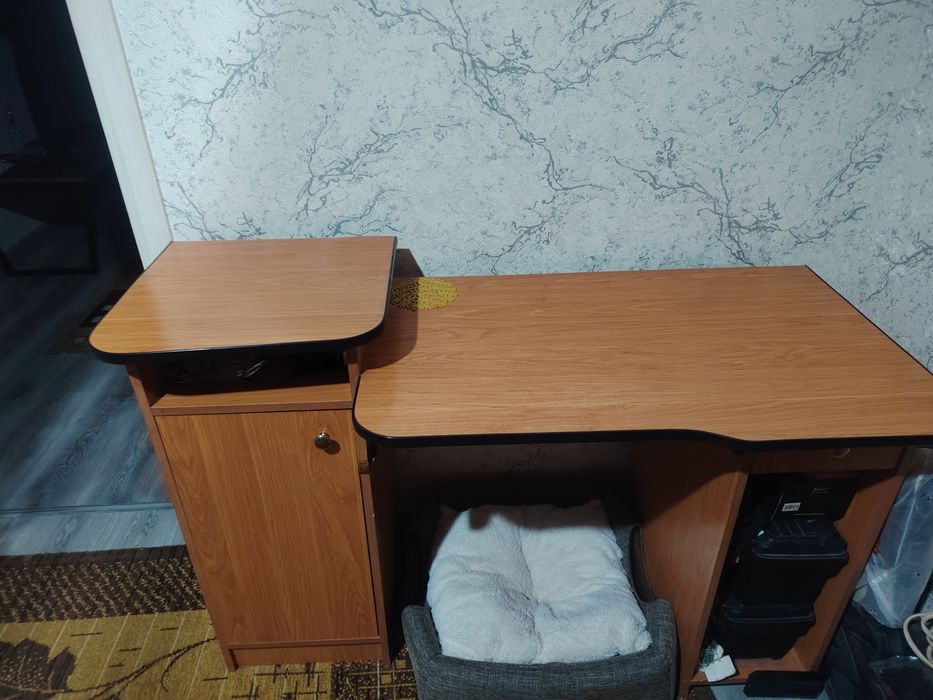 Продам компьютерный стол