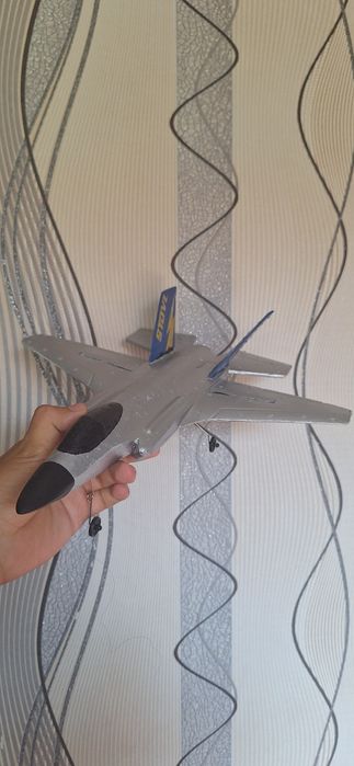 Продаётся радиоуправляемые 4х канальный истребитель f-35