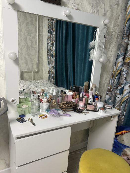 Продам туалетный столик