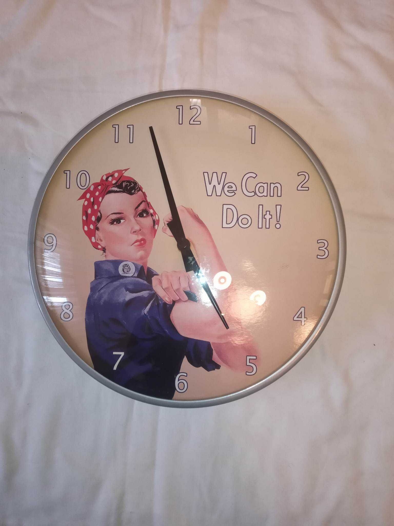 Ceas retro de perete (Rosie the Riveter - We Can Do It)