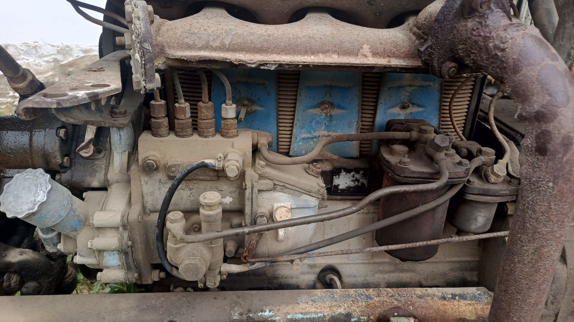 T-28 traktor sotiladi.