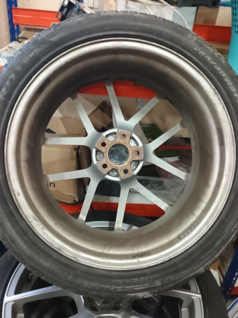 4 roti date jos de pe Mercedes ML