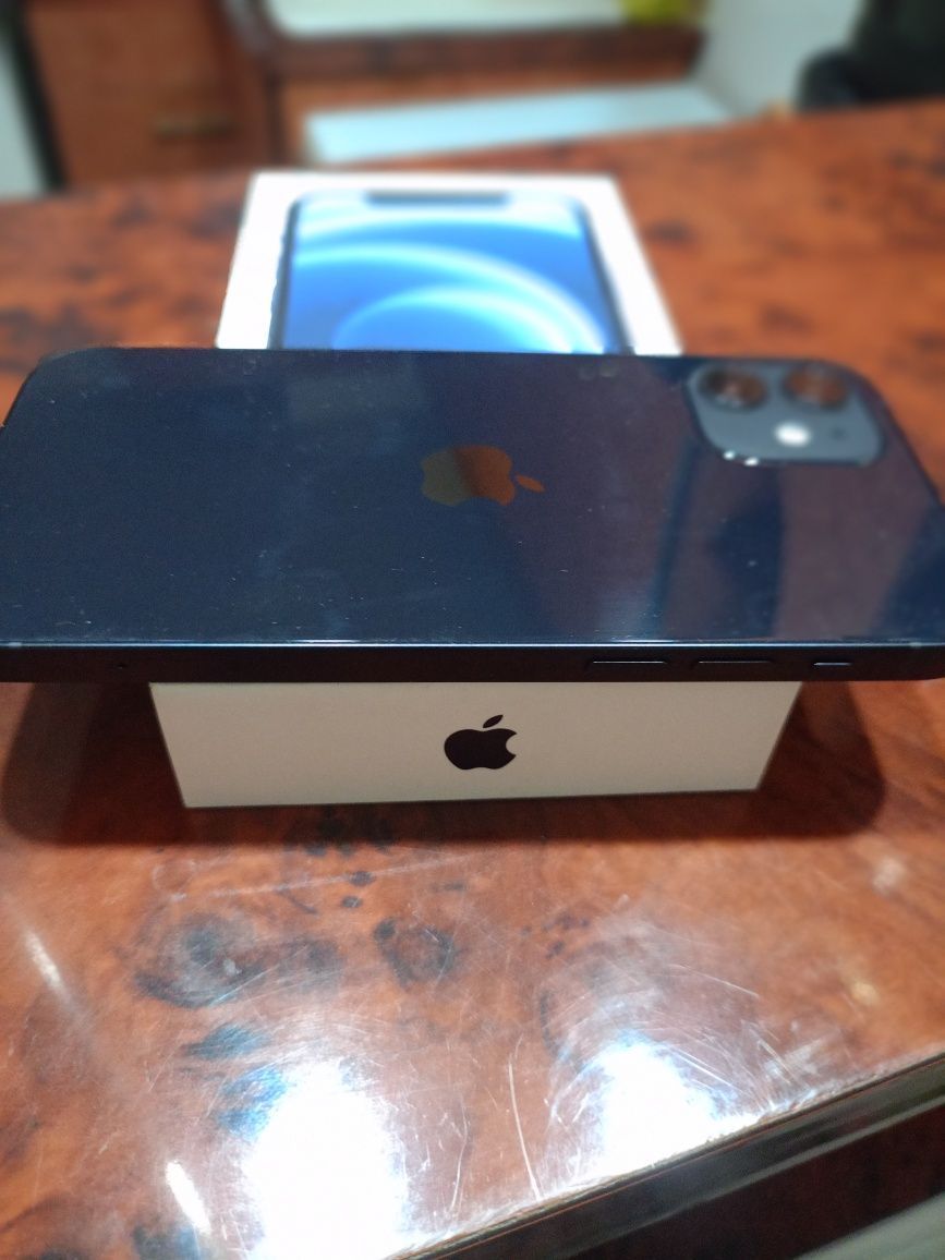 Телефон iPhone 12