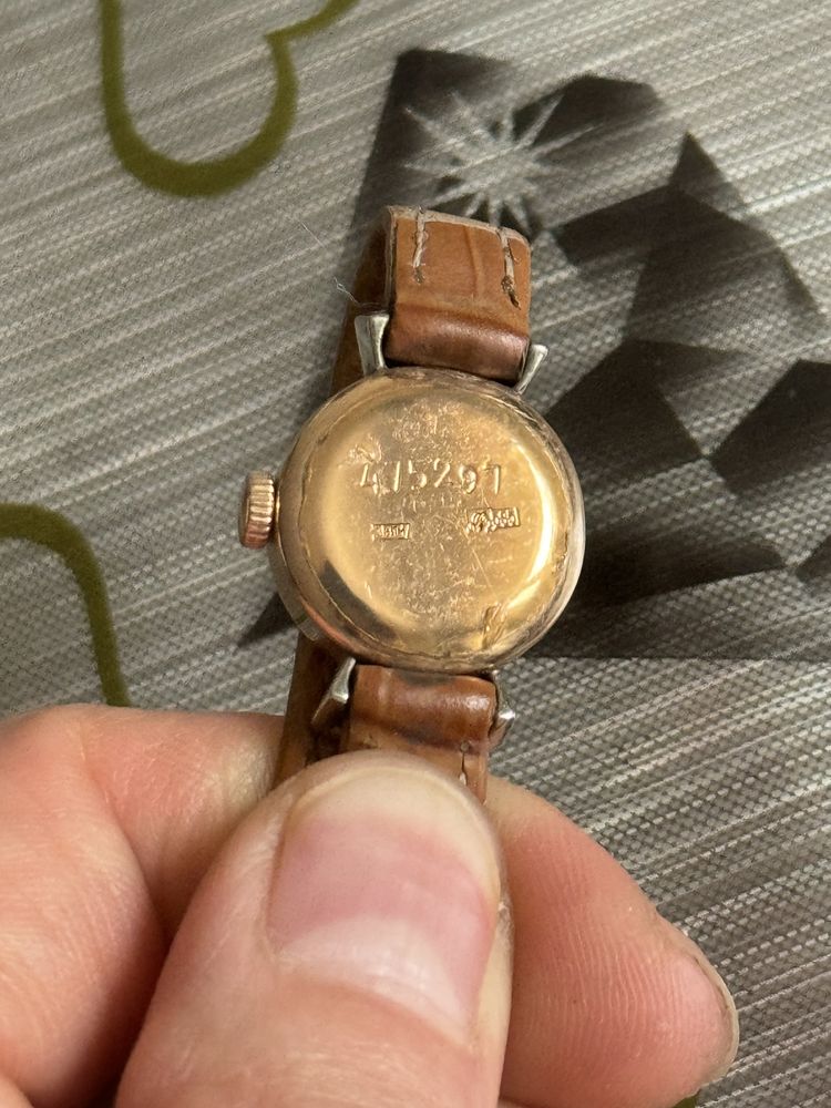 советские золотые часы с бриллиантами с коженным ремошком
