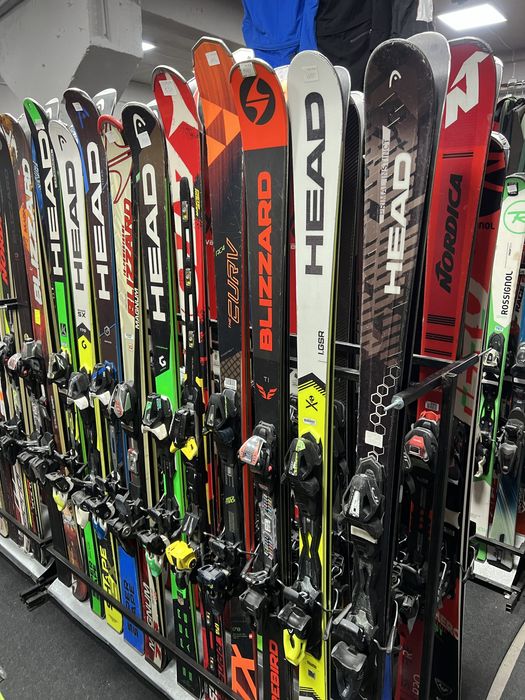 Peste 600 schiuri ski schi si 600 per de clapari  skiuri atomic head
