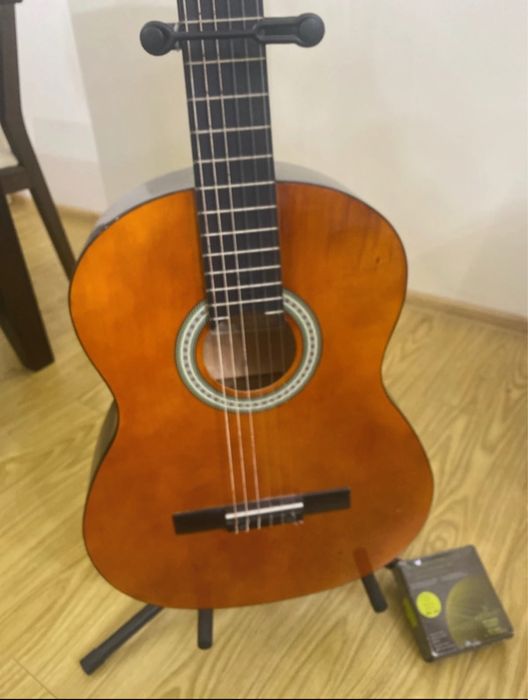 Chitara folosită foarte puțin, aproape nouă, fără defecte.
