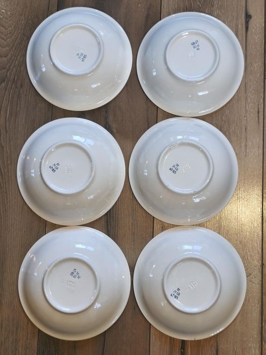 Продавам комплект шест чинии