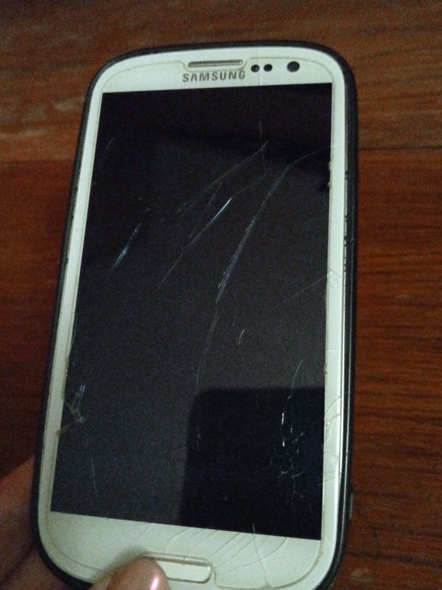 Продаю телефон samsung s 3 на запчасти