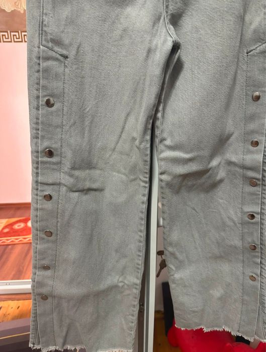 Blugi cu capse impecabili