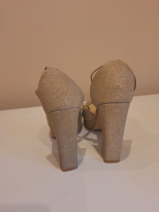 Златисти официални обувки