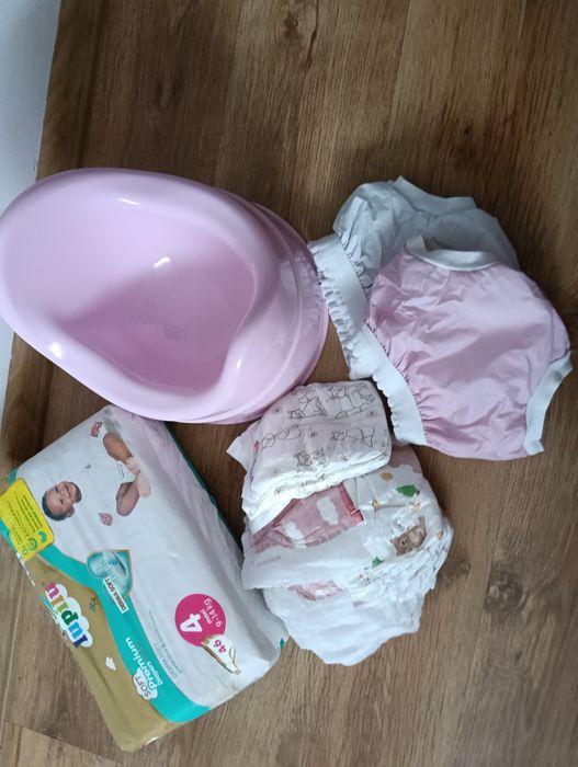 Oliță Chicco + Scutece mărimea 4 + două scutece de antrenament