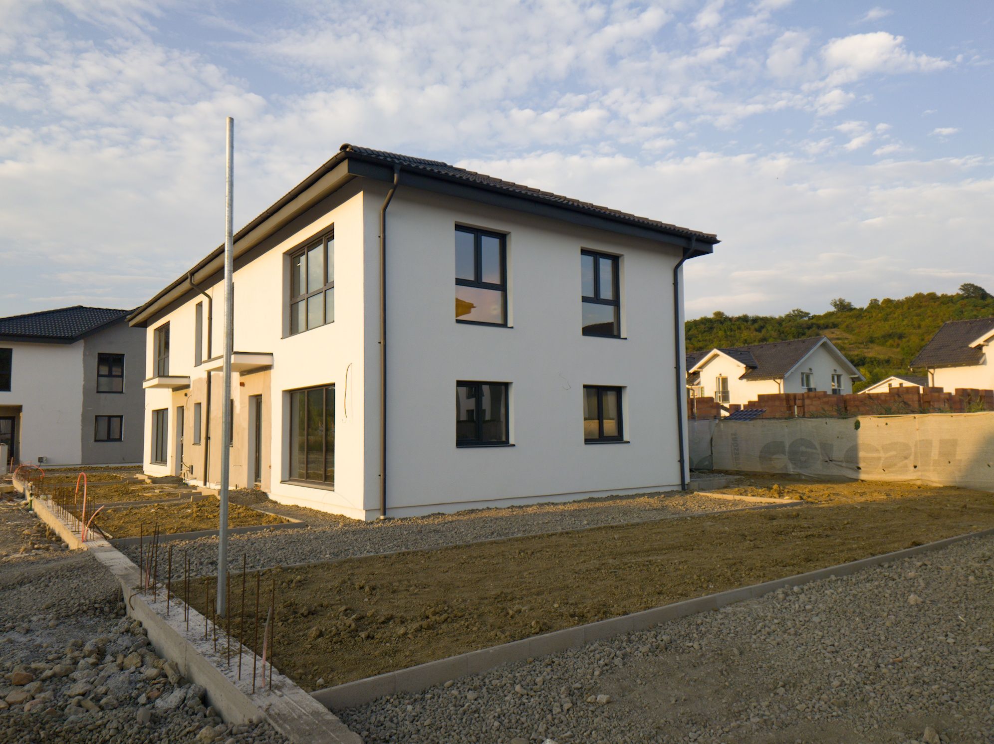 Case duplex la 3 minute de Tg Mureș în Livezeni