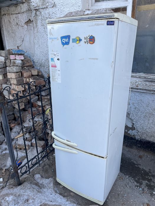 Рабочий холодильник Самсунг,самовывоз