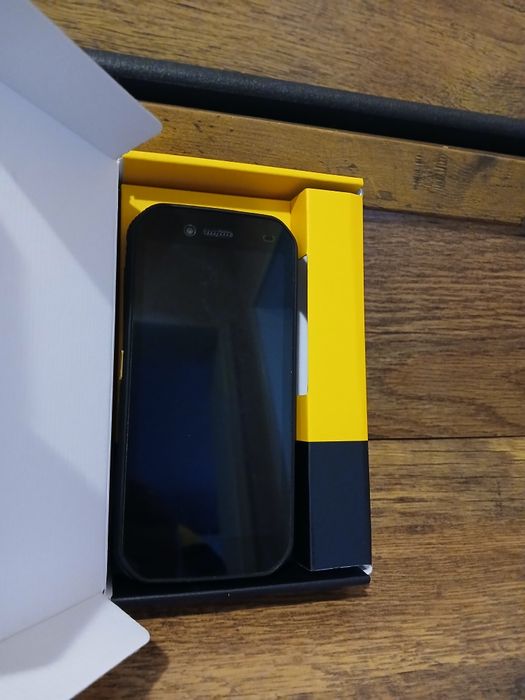 Продавам телефон CAT S42