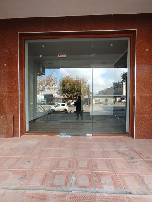 Magazin arendaga beriladi femil park yonda 55 kvadtat yul ustida