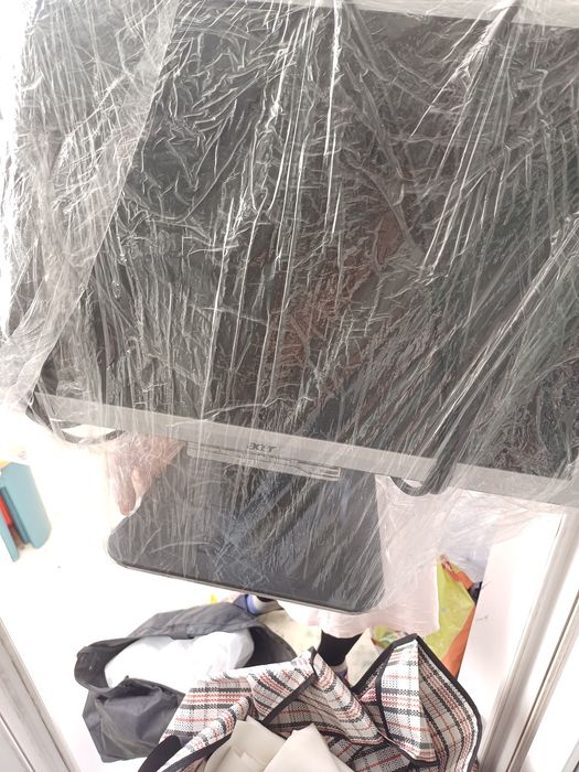 Компьютерный столик вместе с компьютером и клавиатурой