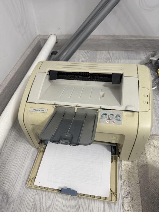 Принтер HP 1018 с картриджем 12А, б/у, без кабелей,можно найти магазин