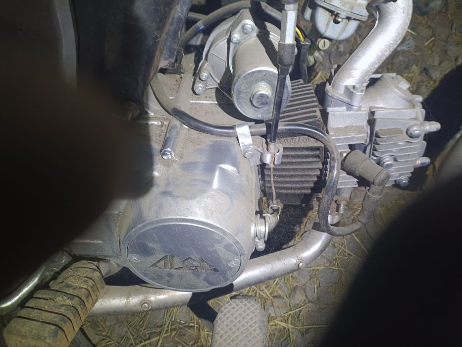 Новый двигатель, вместе с рамой на запчасти.