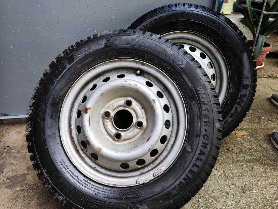 Продавам 2 зимни гуми 175 70 R13