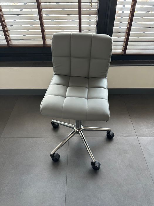 Сив Стол на колелца Queens с безплатна доставка и 2г гаранция