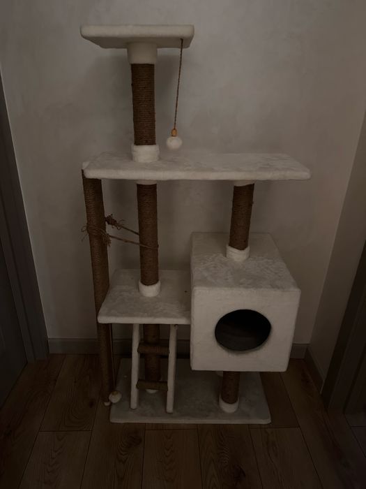 белый кошачий домик