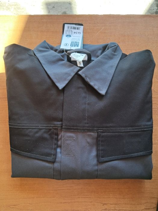 Vând jaketa de lucru marimea 54 nouă