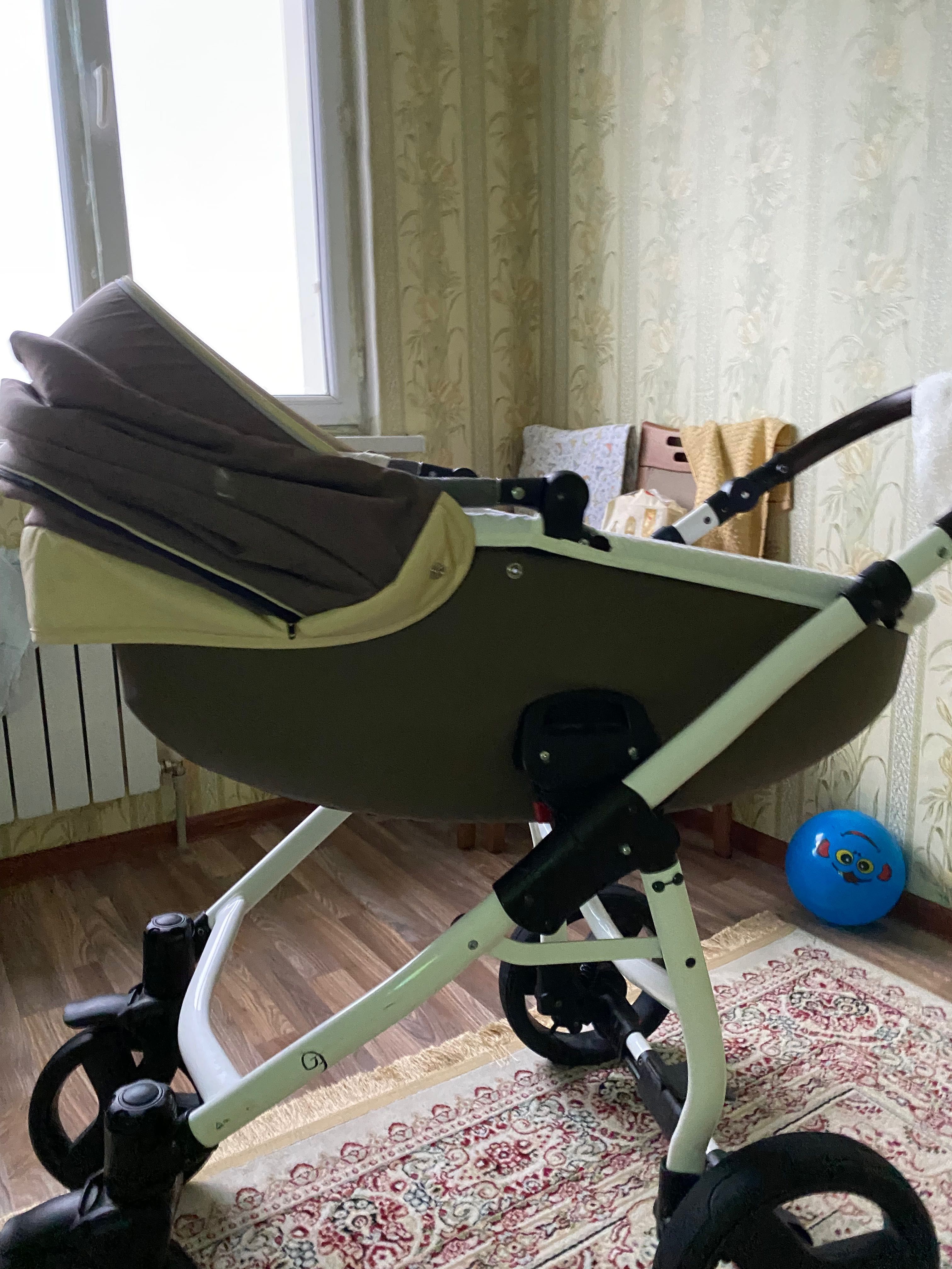 Коляска 2в 1, в комплектации входит зимние и дождевик, москитная сетка