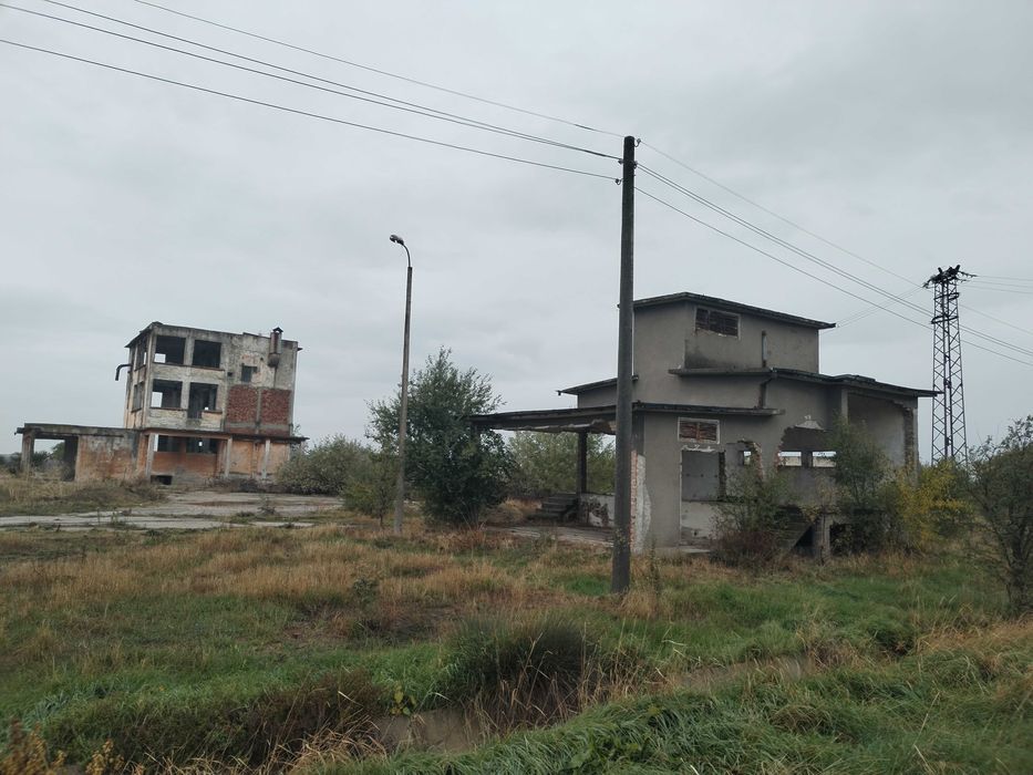 Сгради в промишлена зона в регулация