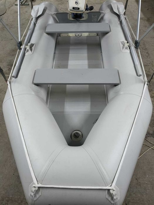 Barcă gonflabila cu motor