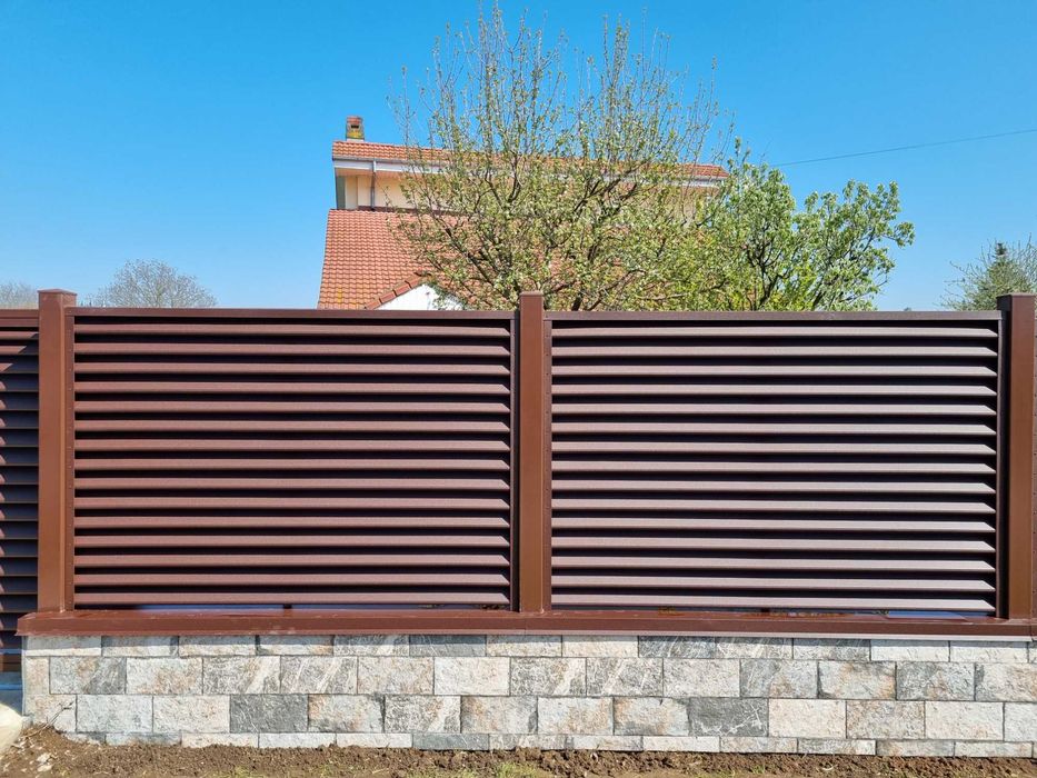 Porti si garduri metalice tip jaluzea Maro Ral 8017