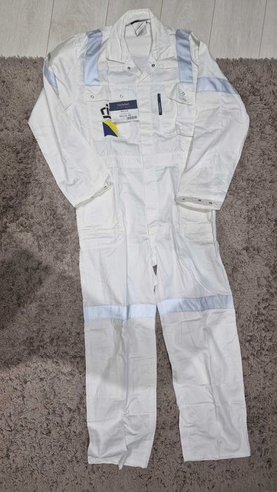 alb nou haine de lucru