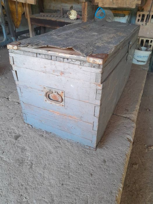 Уникален Дървен Сандък с История (Рустикален Интериор)