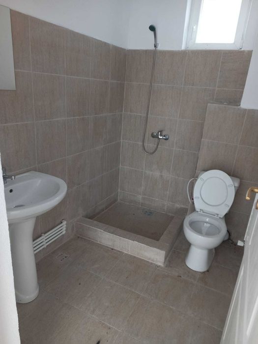 inchiriez garsoniera nemobilata et1 in imobilnou, privat, zona Lisimed