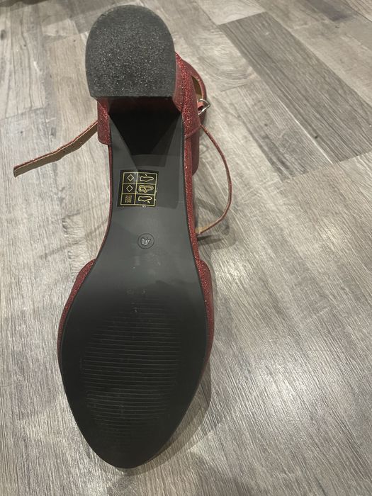 Обувки на ток с брокат ефект 40