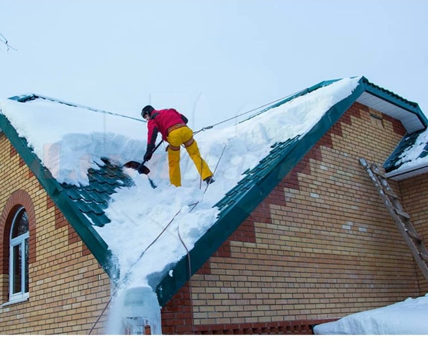 Уборка снега,  льда с крыш, козырьков.