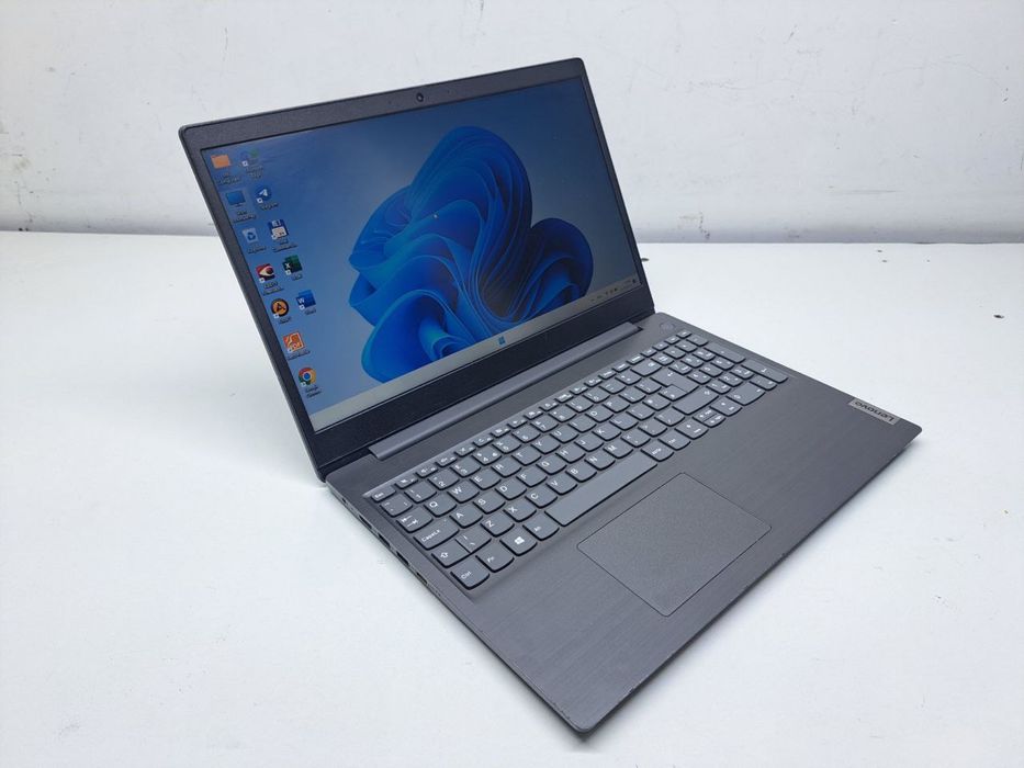 Lenovo V15 G1.