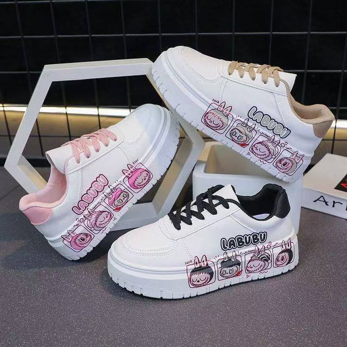 Женские новые кроссовки разные