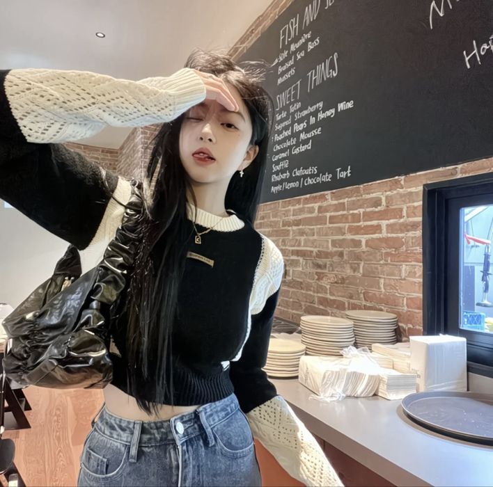 Черно белый вязаный свитер, отлично подойдет для осени и зимы.