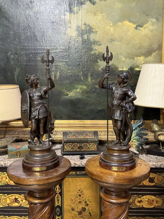 Doua statuete din antimoniu pe soclu de lemn