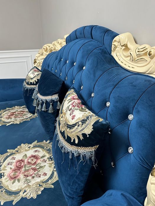 Роскошный диван в классическом стиле Барокко/резной каркас, бархат