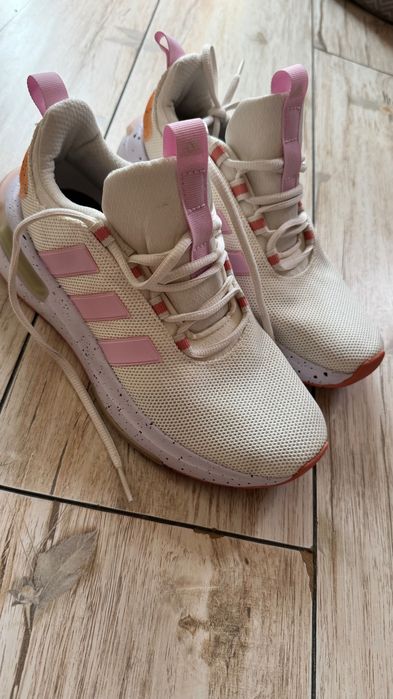 Teniși Adidas în stare foarte bună