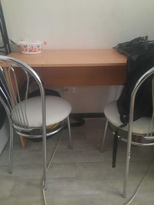 Стол  .центр  размер ширина  1.20  высота  75 в хорошем состоянии